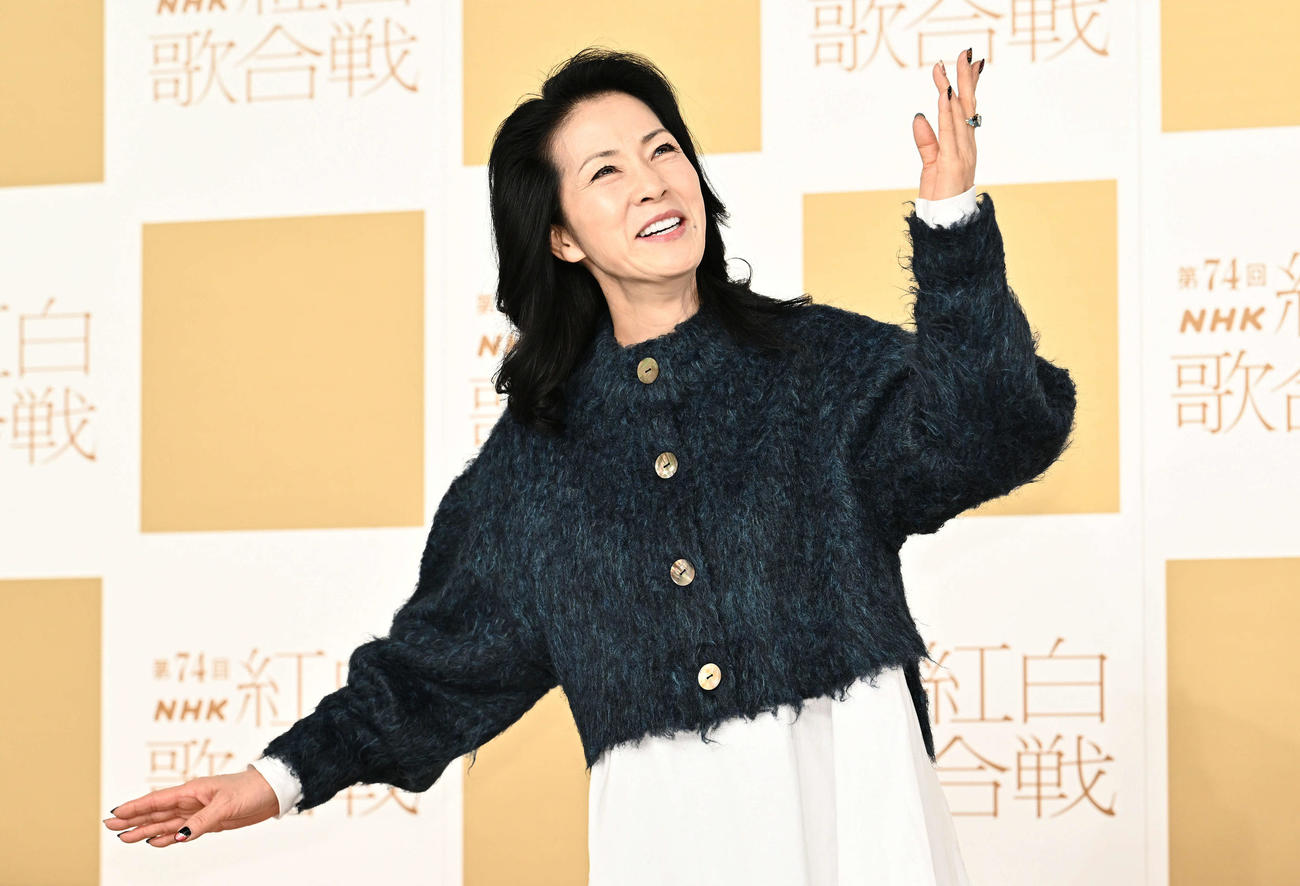 記念撮影する坂本冬美（撮影・滝沢徹郎）