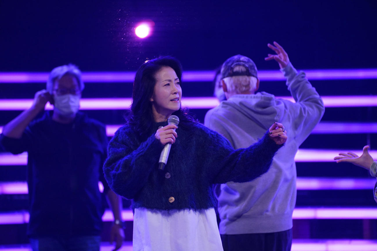 NHK紅白歌合戦リハーサルでJO1、BE：FIRSTのメンバーらと音合わせをする坂本冬美