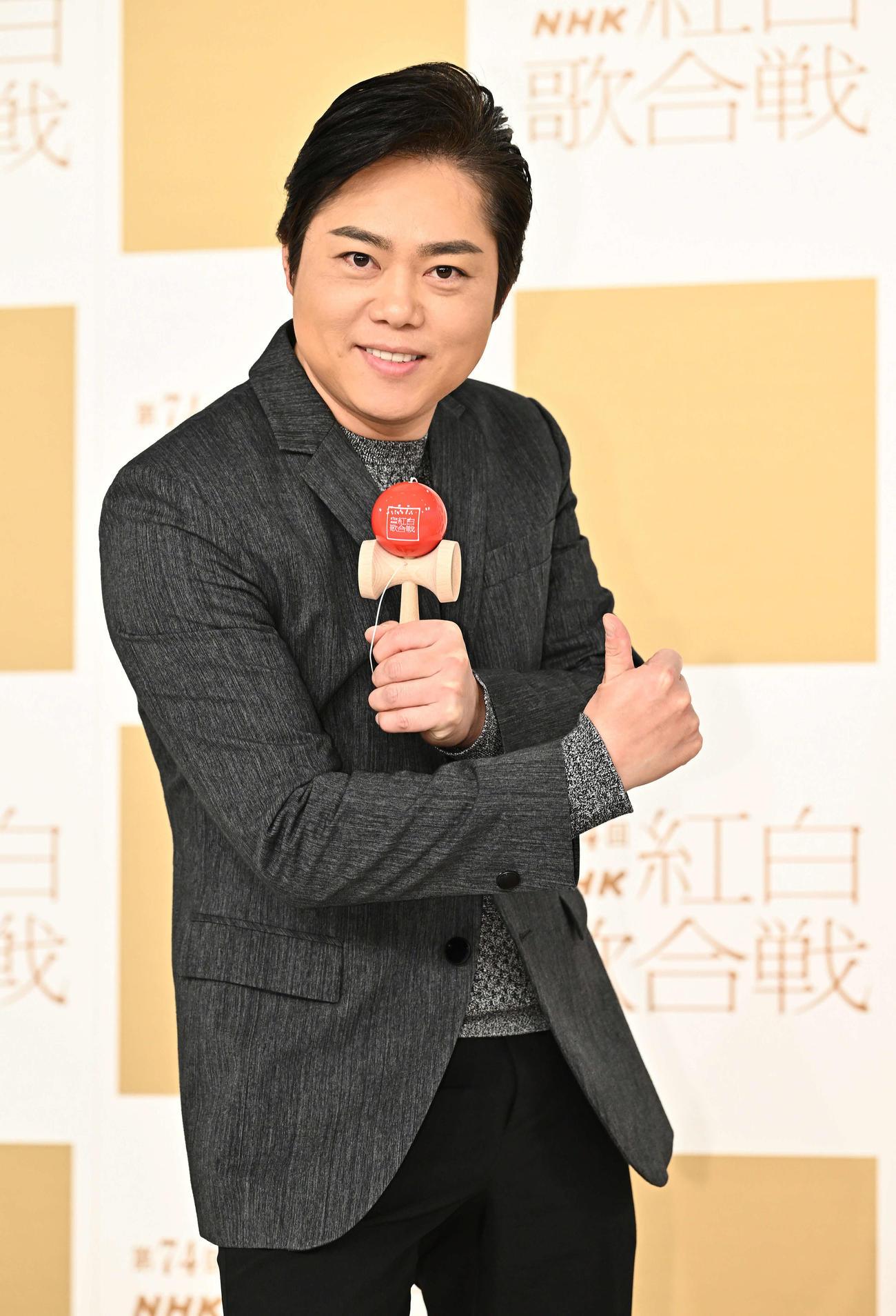 記念撮影する三山ひろし（撮影・滝沢徹郎）