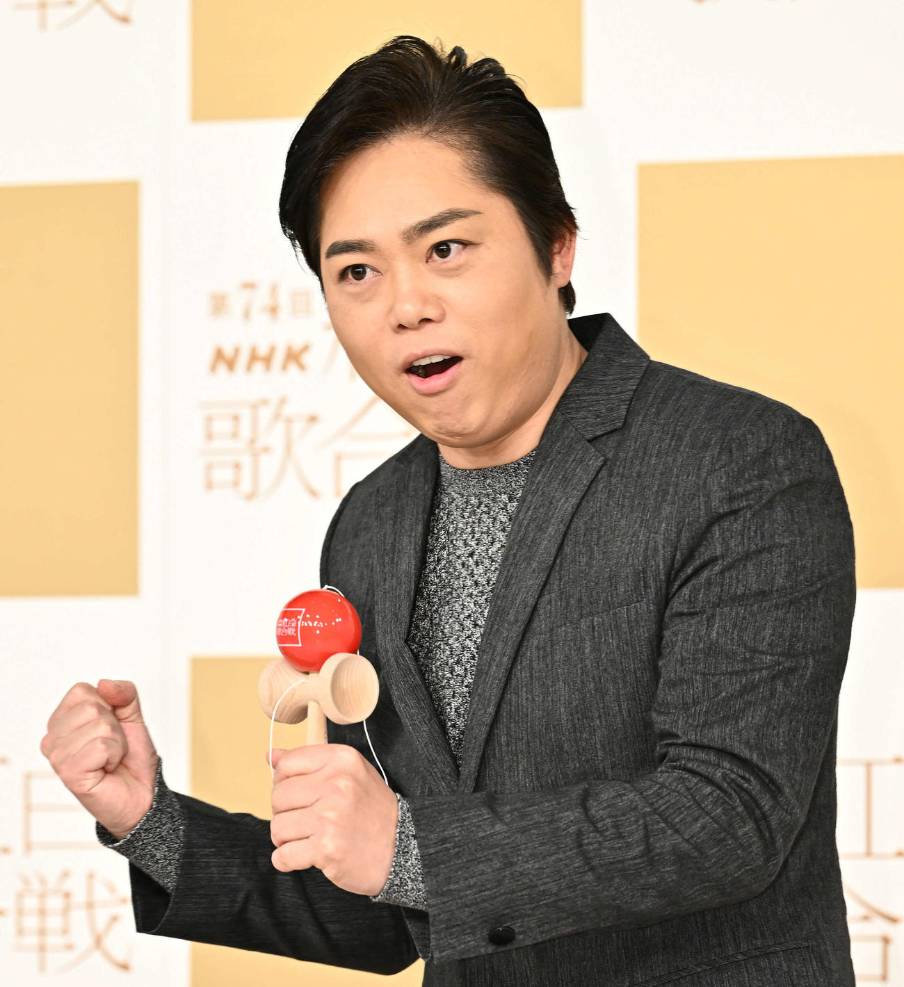 記念撮影する三山ひろし（撮影・滝沢徹郎）