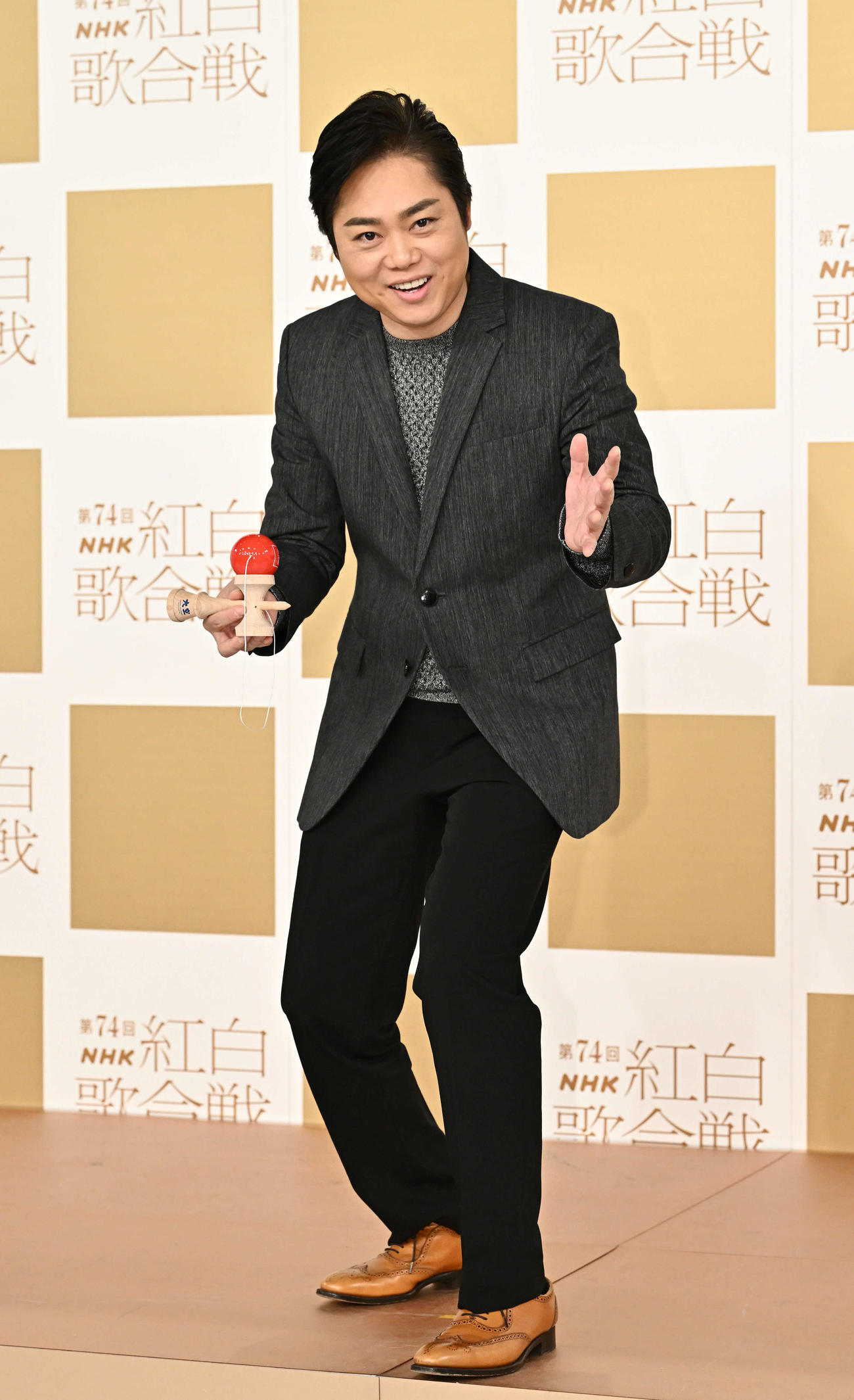 記念撮影する三山ひろし（撮影・滝沢徹郎）