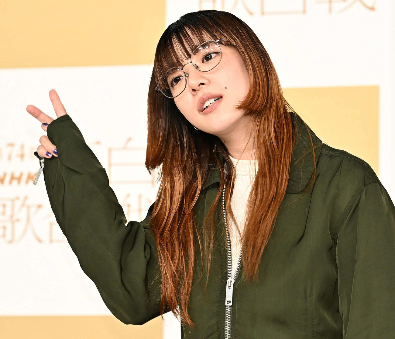 記念撮影するあいみょん（撮影・滝沢徹郎）