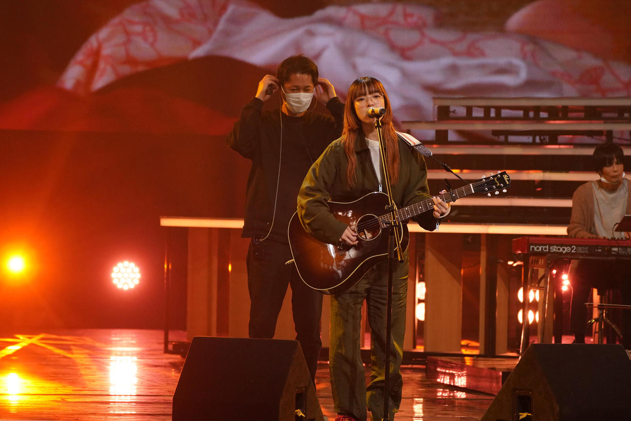 NHK紅白歌合戦リハーサルで音合わせをするあいみょん