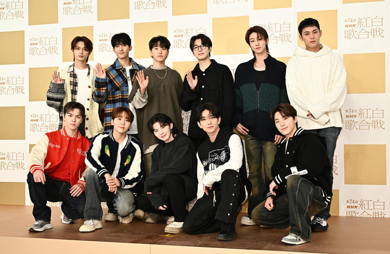 記念撮影するSEVENTEEN。前列左からバーノン、スングァン、ウジ、ジョシュア、ディノ、後列左からジュン、ドギョム、ホシ、ウォヌ、ディエイト、ミンギュ（撮影・滝沢徹郎）
