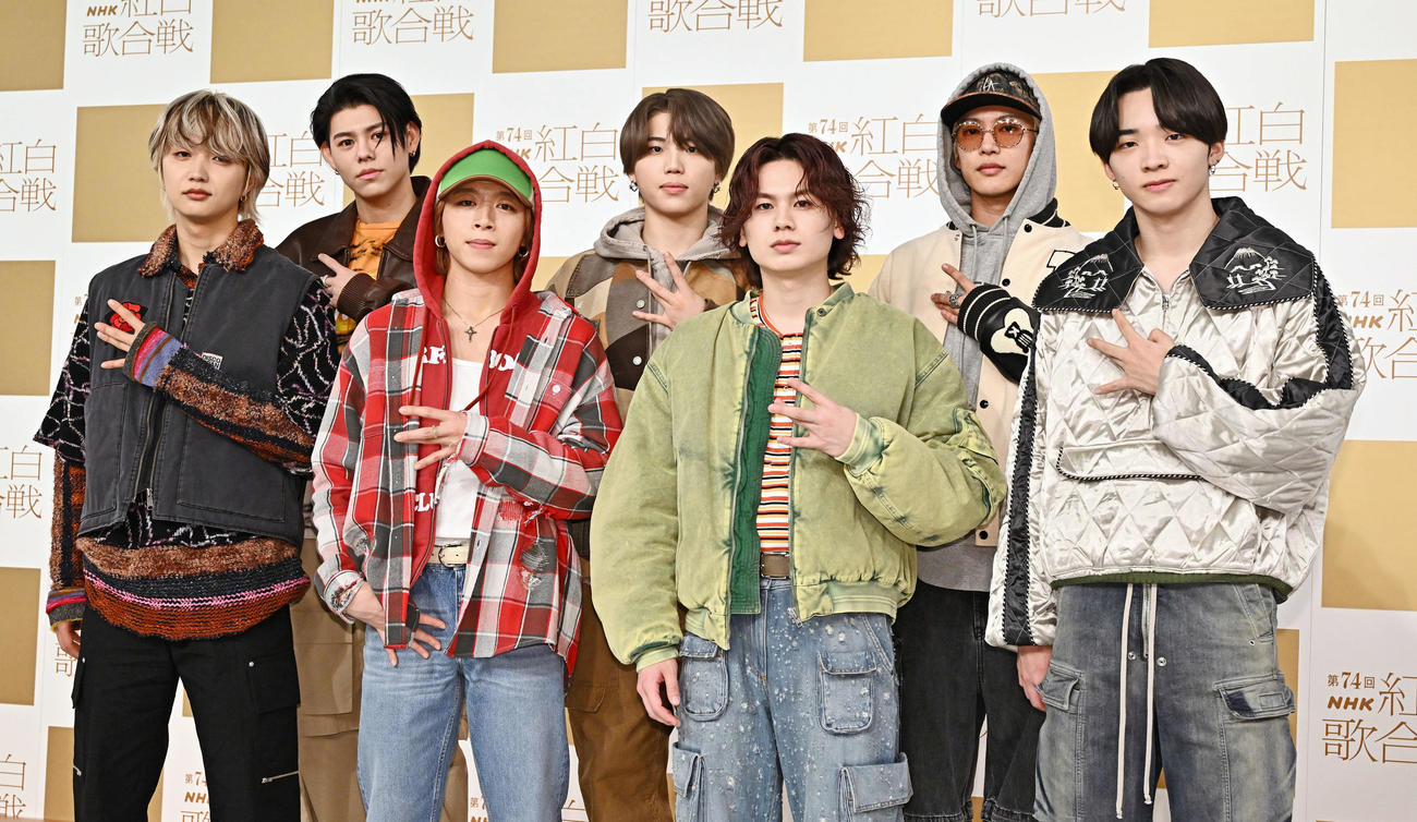 ポーズを決めるBE：FIRST。前列左からJUNON、SOTA、MANATO、RYUHEI、後列左からLEO、SHUNTO、RYOKI（撮影・滝沢徹郎）