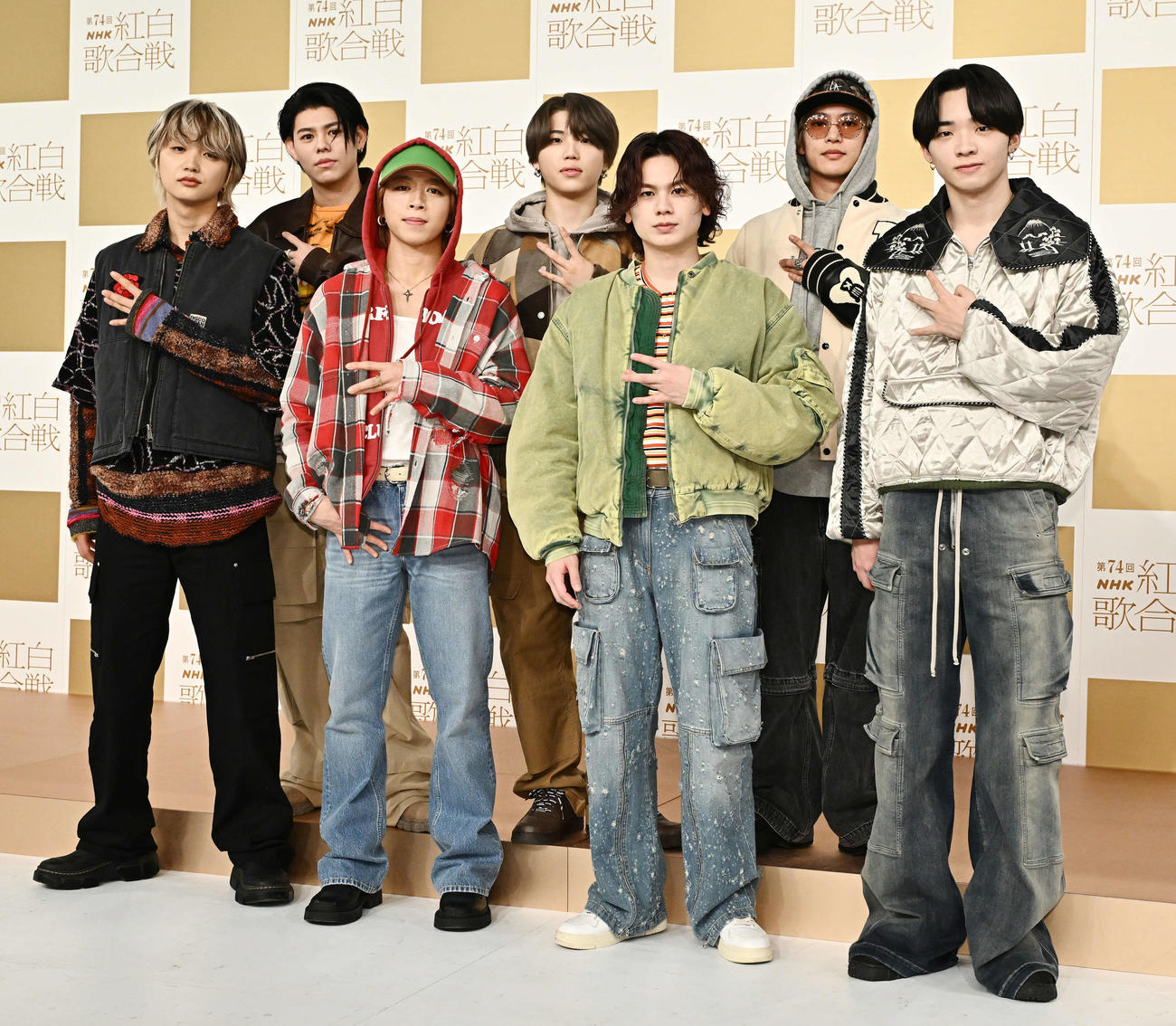 記念撮影するBE：FIRST。前列左からJUNON、SOTA、MANATO、RYUHEI、後列左からLEO、SHUNTO、RYOKI（撮影・滝沢徹郎）