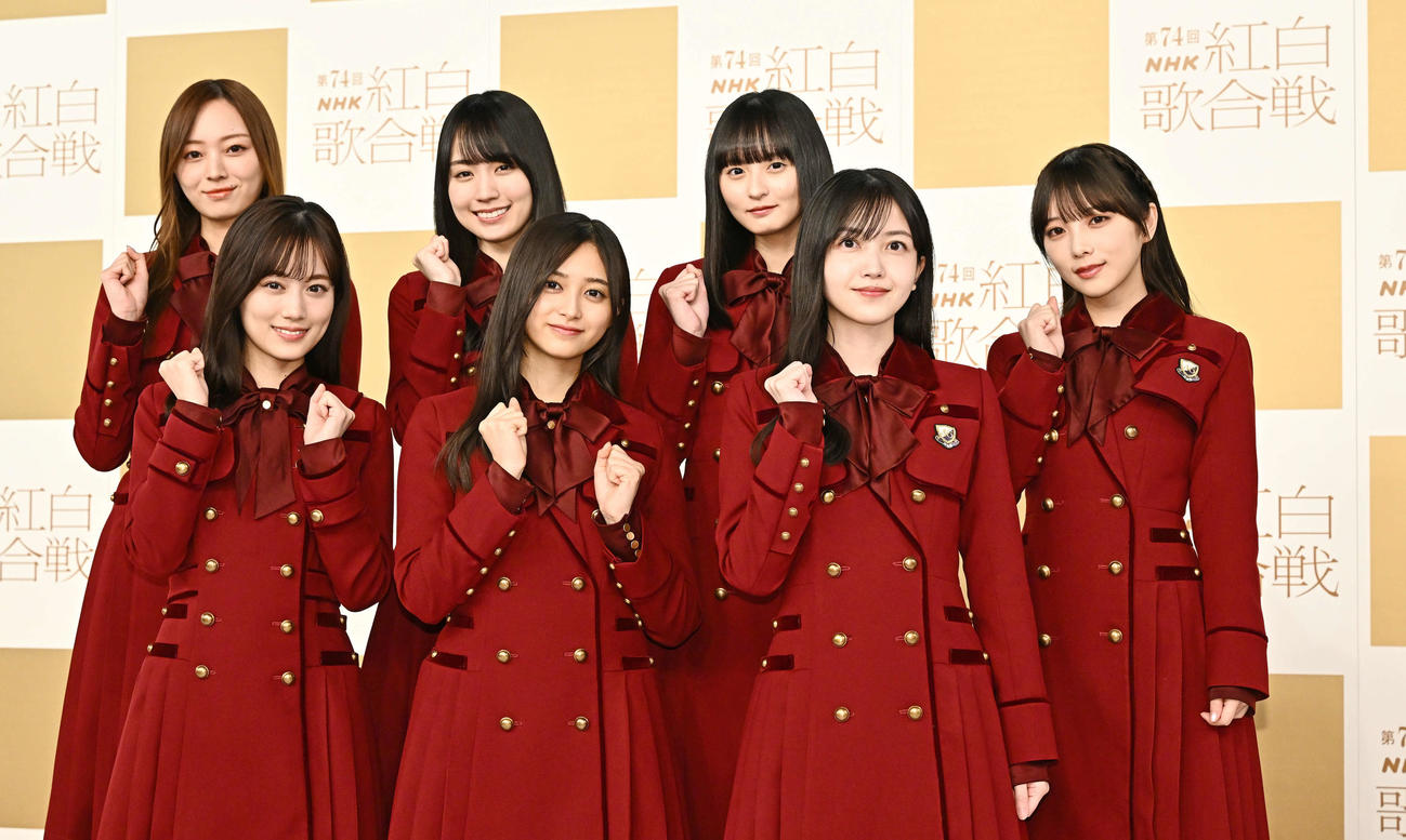 記念撮影する乃木坂46。前列左から山下美月、井上和、久保史緒里、後列左から梅澤美波、賀喜遥香、遠藤さくら、与田祐希（撮影・滝沢徹郎）