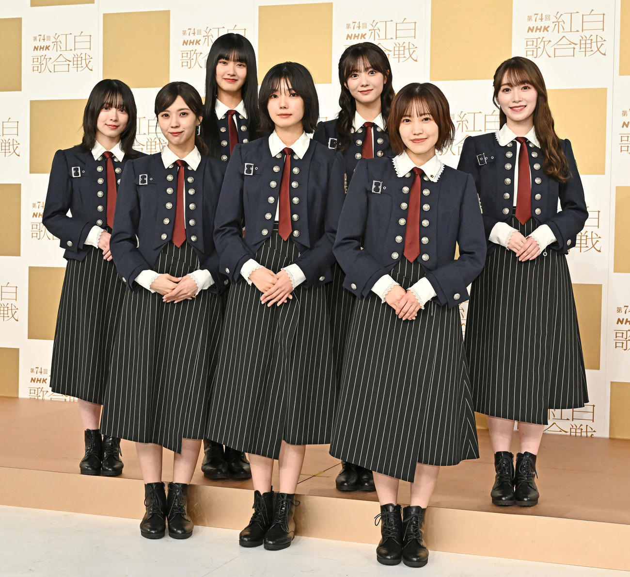 記念撮影する櫻坂46。前列左から小林由依、藤吉夏鈴、松田里奈、後列左から森田ひかる、山崎天、田村保乃、守屋麗奈（撮影・滝沢徹郎）