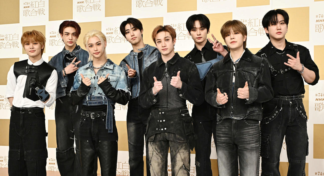 記念撮影するStray Kids。前列左からアイエン、フィリックス、バンチャン、スンミン、後列左からヒョンジン、ハン、リノ、チャンビン（撮影・滝沢徹郎）