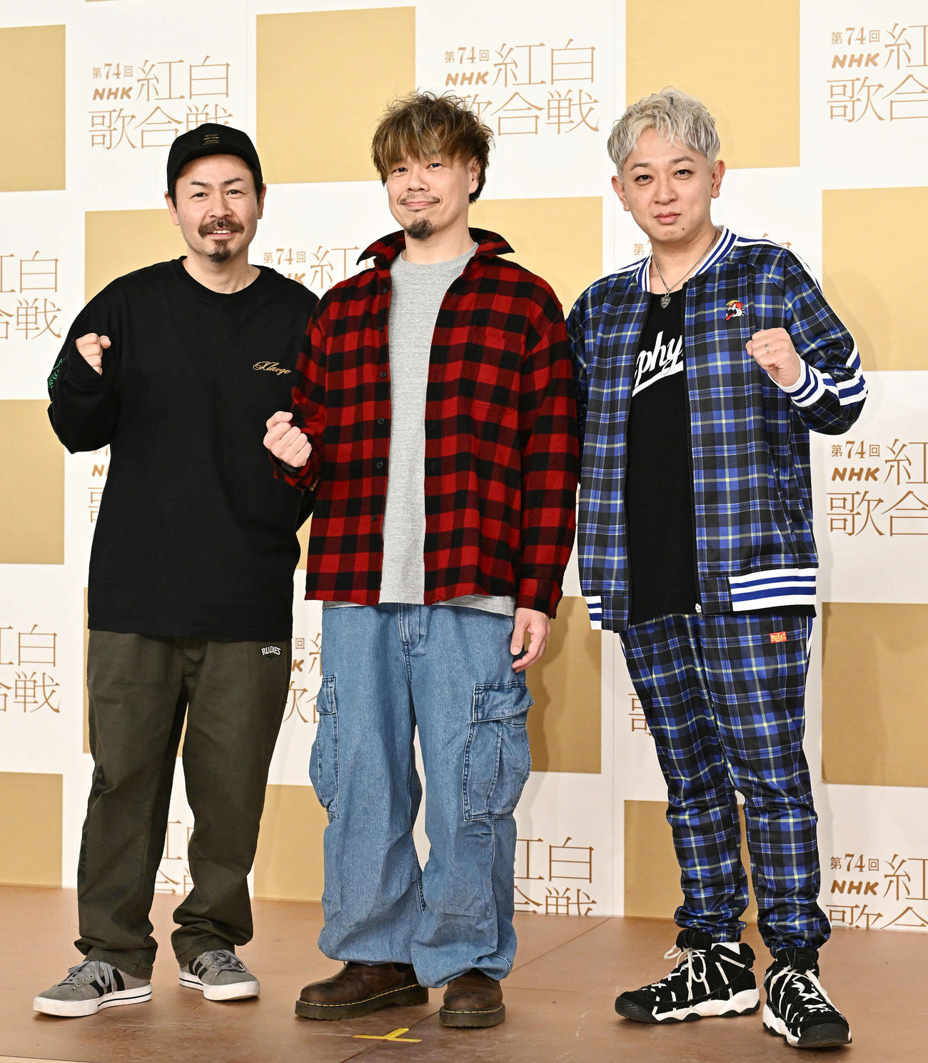 記念撮影する10－FEETの、左からKOUICHI、TAKUMA、NAOKI（撮影・滝沢徹郎）