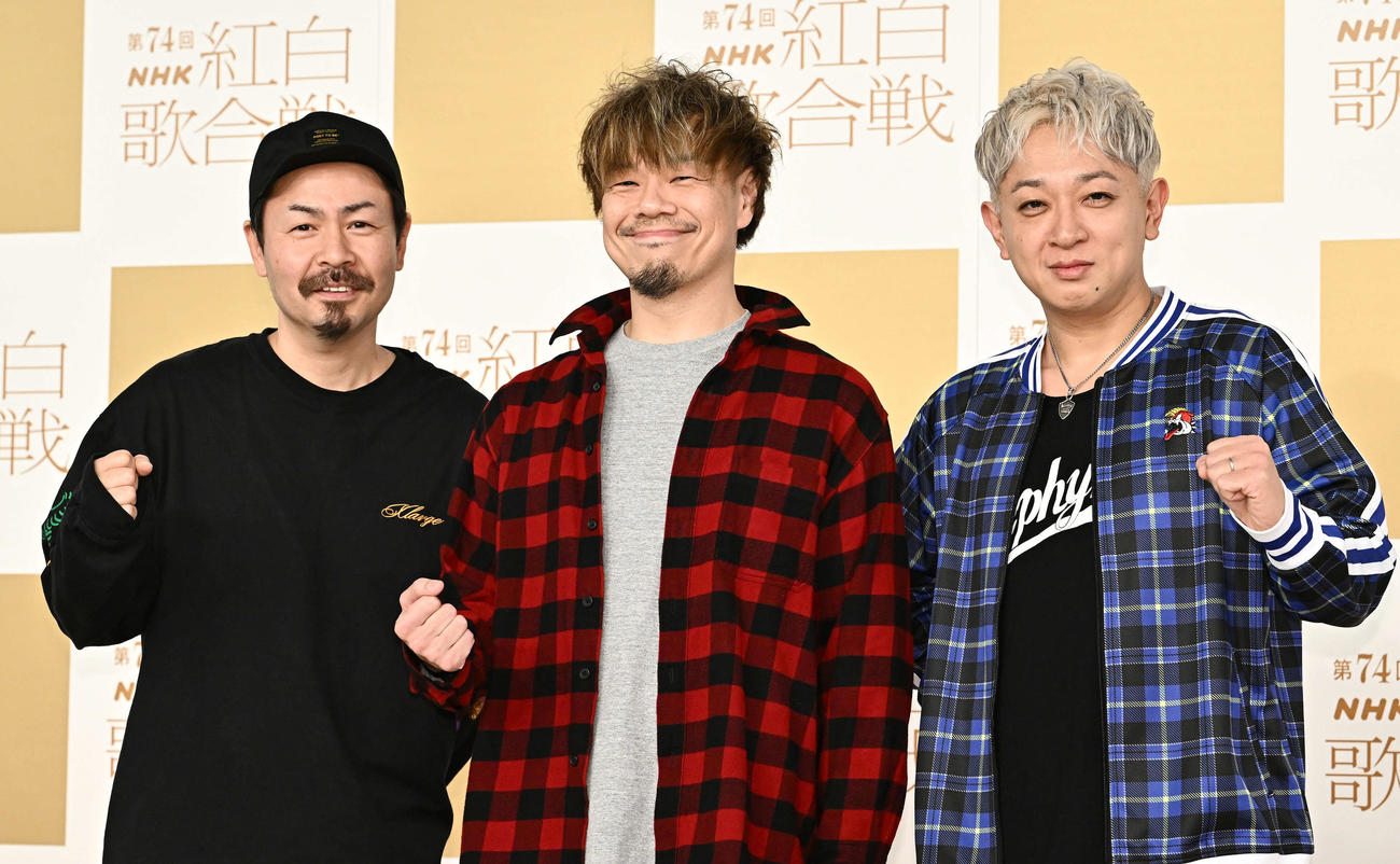 記念撮影する10－FEETの、左からKOUICHI、TAKUMA、NAOKI（撮影・滝沢徹郎）