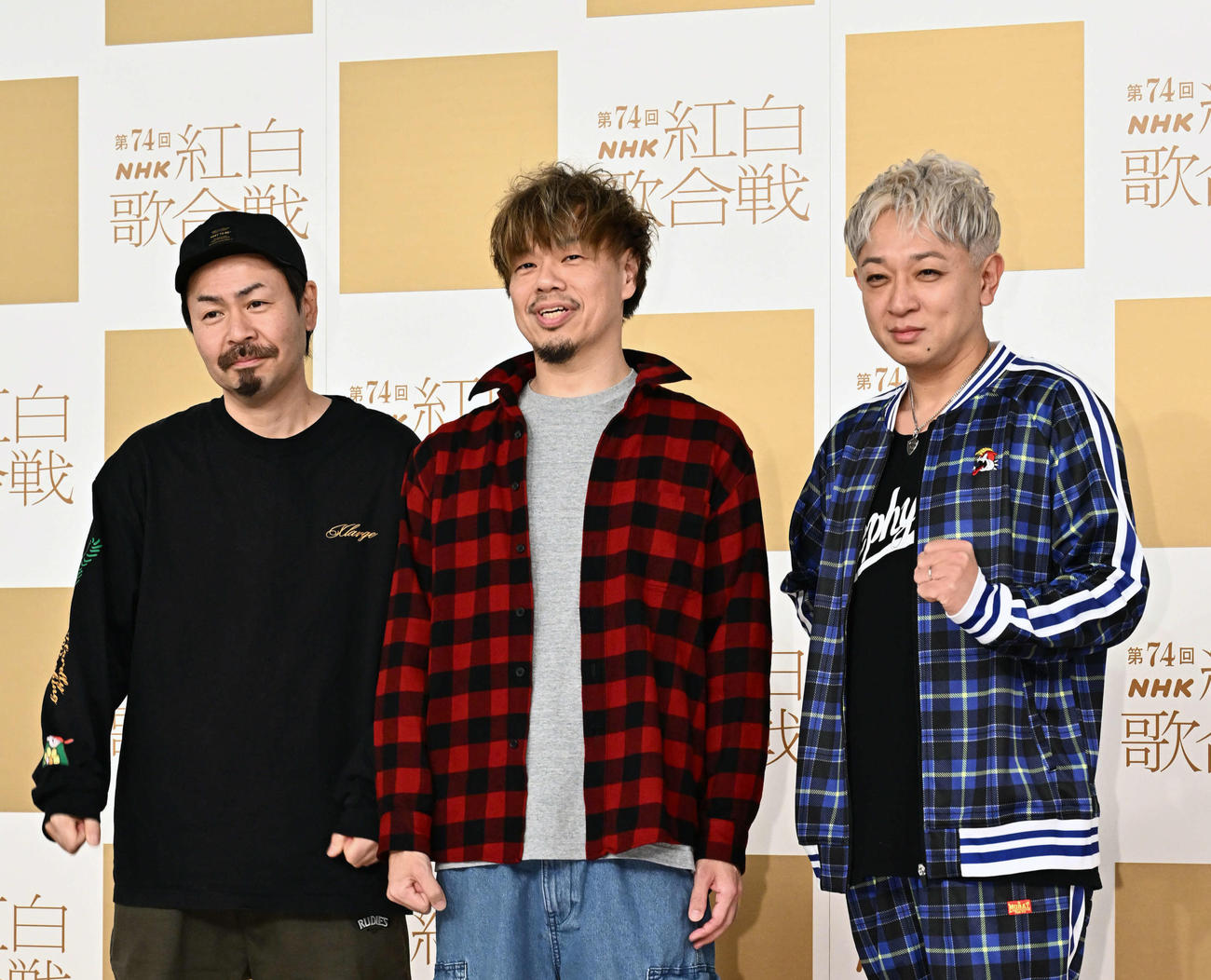 記念撮影する10－FEETの、左からKOUICHI、TAKUMA、NAOKI（撮影・滝沢徹郎）