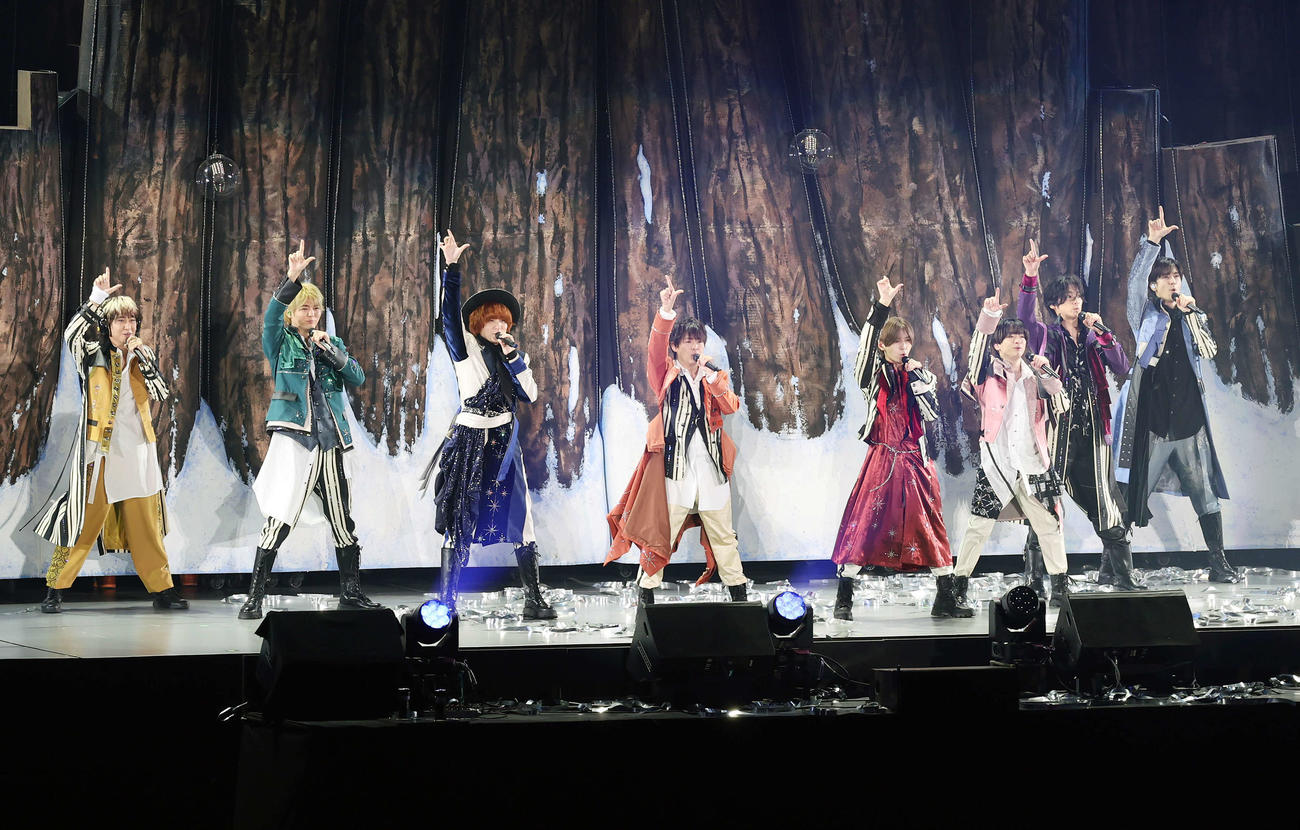 パフォーマンスするHey！Say！JUMPの、左から八乙女光、薮宏太、伊野尾慧、有岡大貴、山田涼介、知念侑李、高木雄也、中島裕翔（撮影・宮地輝）