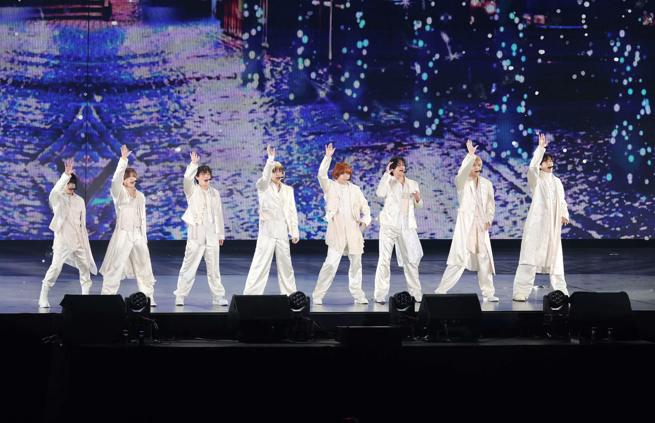 パフォーマンスするHey！Say！JUMP（撮影・宮地輝）