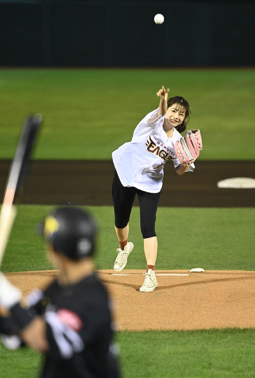 21年10月13日 楽天対ソフトバンク 始球式で投球する明坂聡美