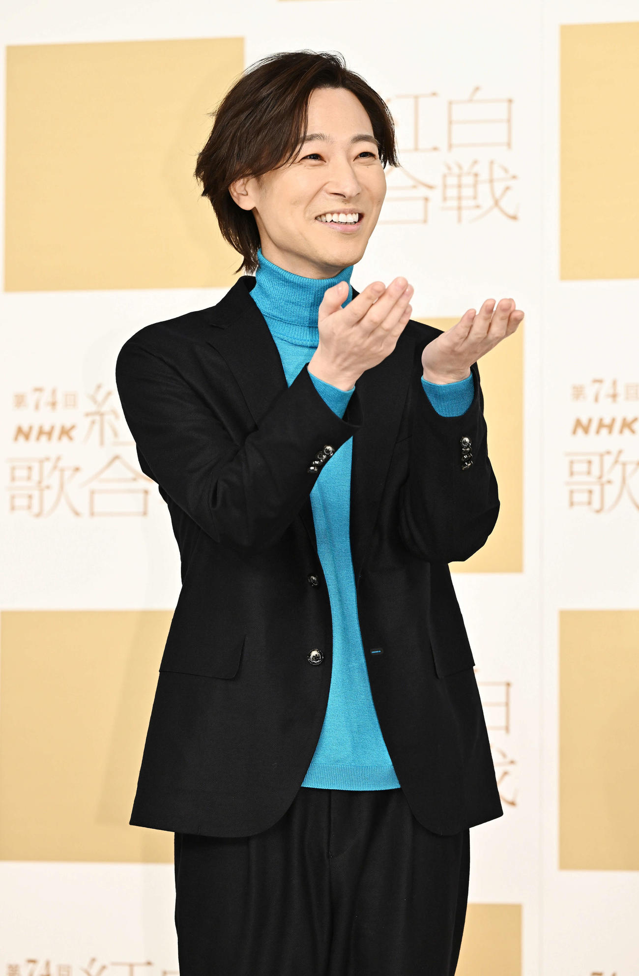 記念撮影に臨む山内惠介（撮影・滝沢徹郎）