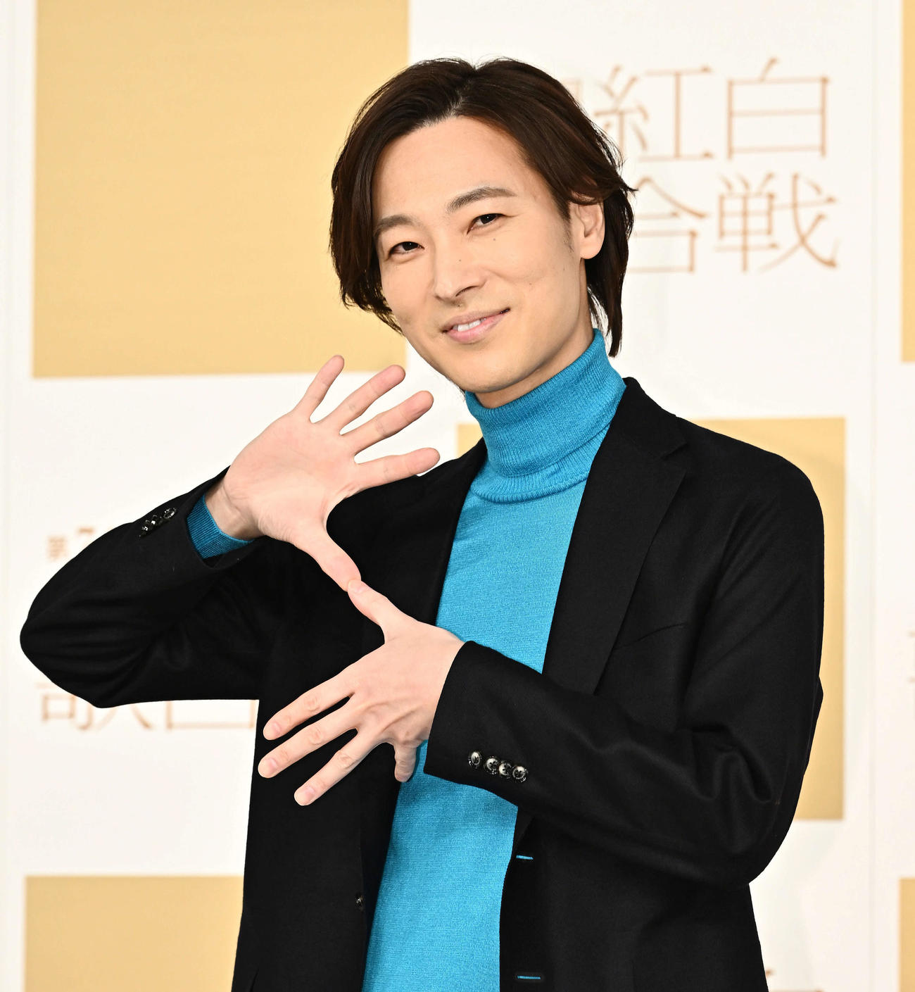 記念撮影に臨む山内惠介（撮影・滝沢徹郎）