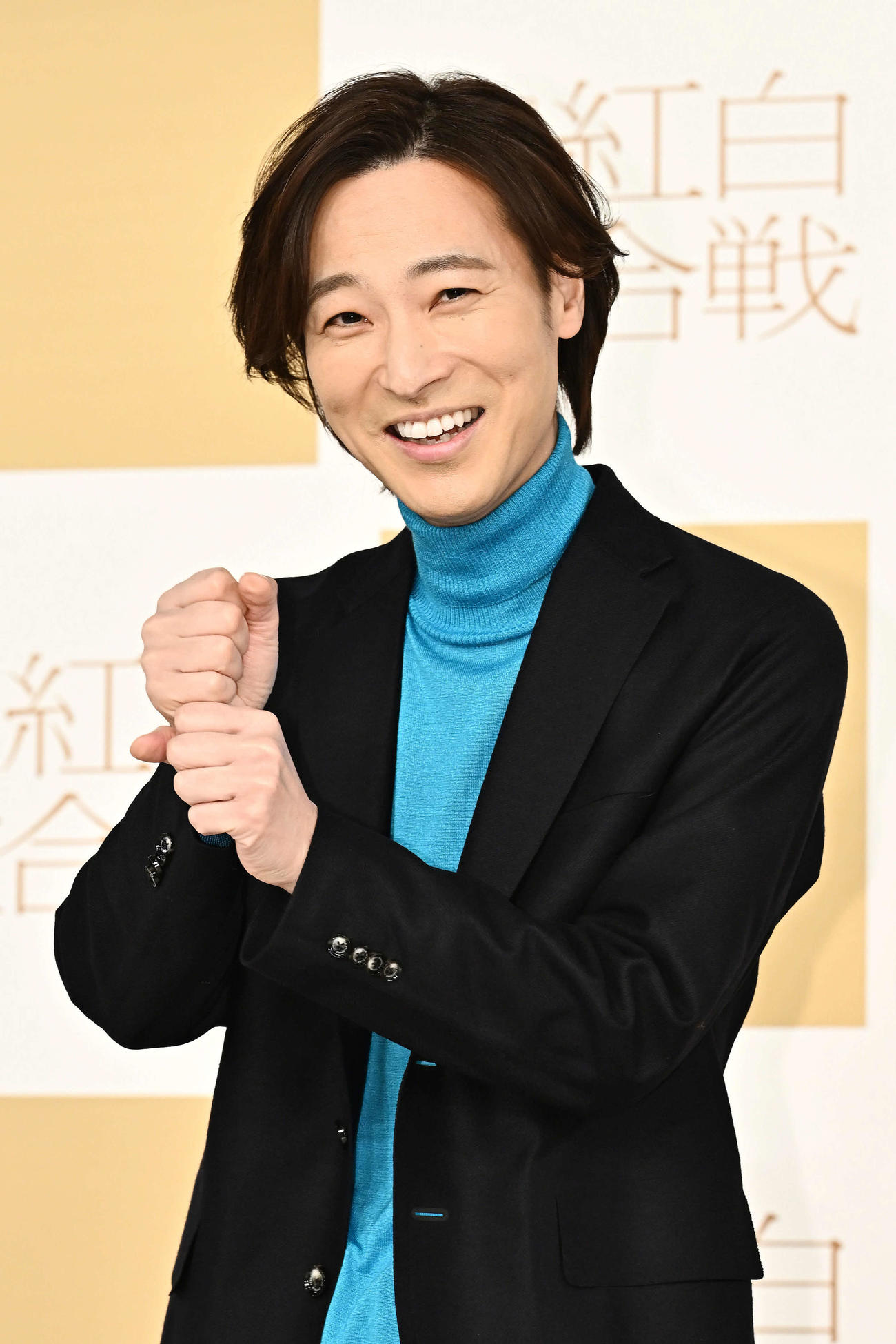 記念撮影に臨む山内惠介（撮影・滝沢徹郎）