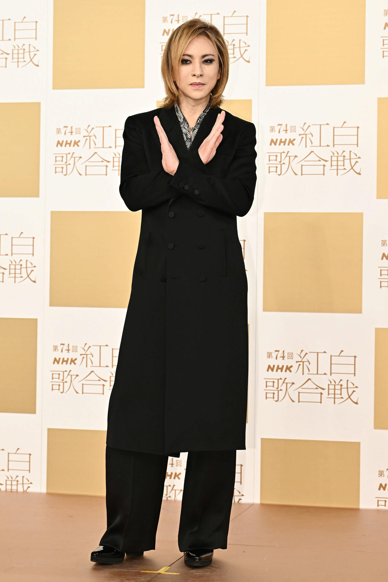 記念撮影に臨むYOSHIKI（撮影・滝沢徹郎）