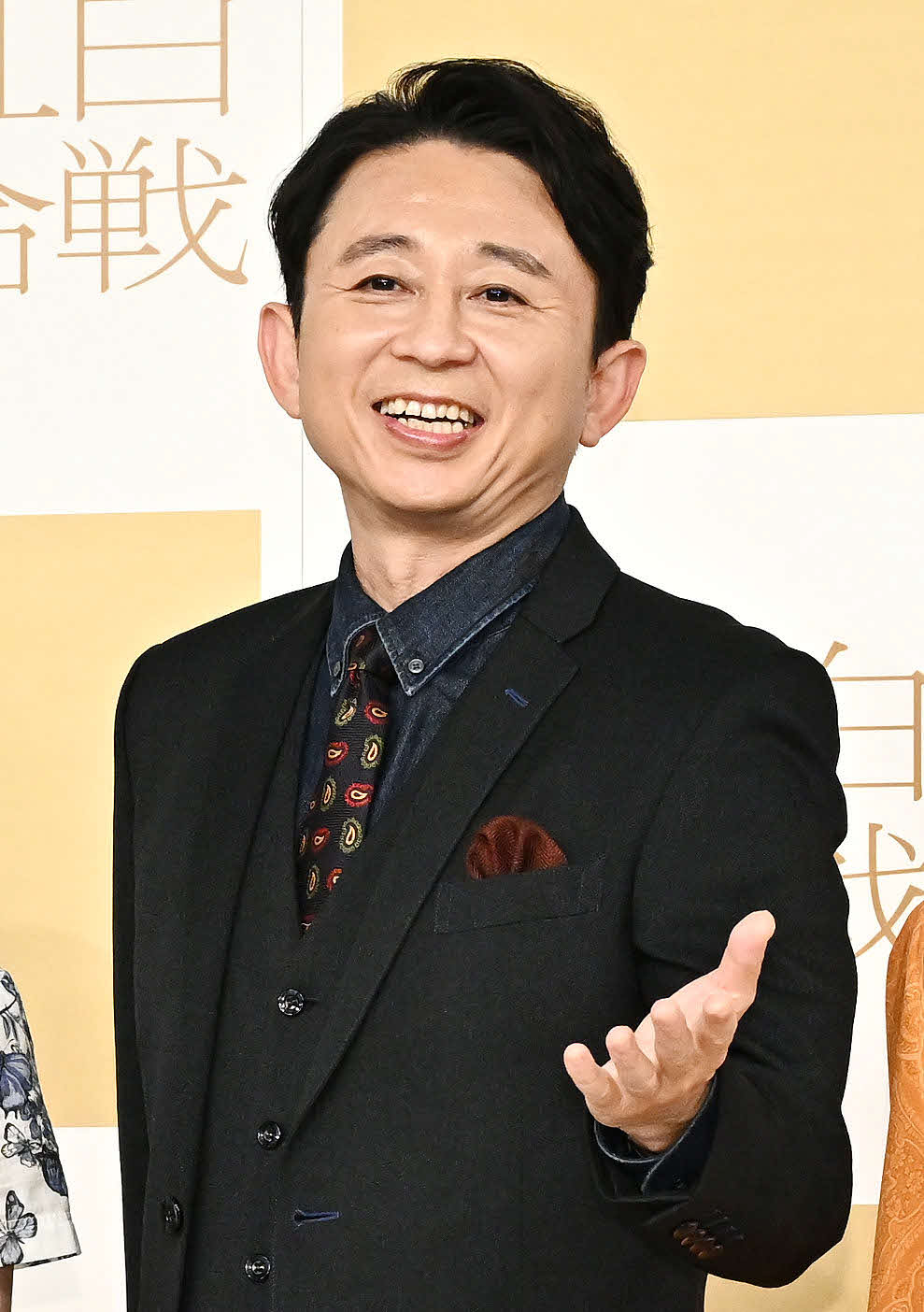 記念撮影に臨む有吉弘行（撮影・滝沢徹郎）