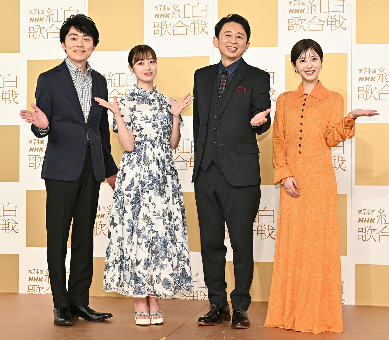 記念撮影に臨む司会者ら。左から高瀬耕造アナウンサー、橋本環奈、有吉弘行、浜辺美波（撮影・滝沢徹郎）