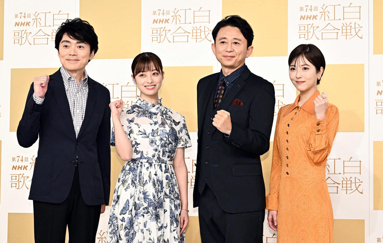 記念撮影に臨む司会者ら。左から高瀬耕造アナウンサー、橋本環奈、有吉弘行、浜辺美波（撮影・滝沢徹郎）