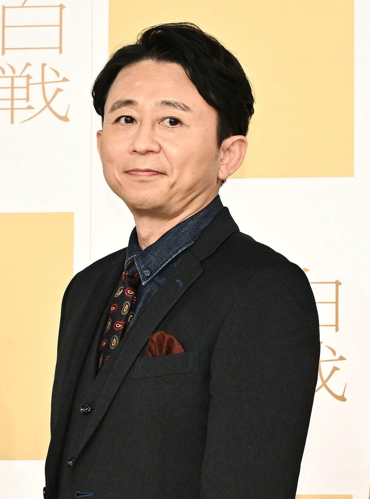 記念撮影に臨む有吉弘行（撮影・滝沢徹郎）