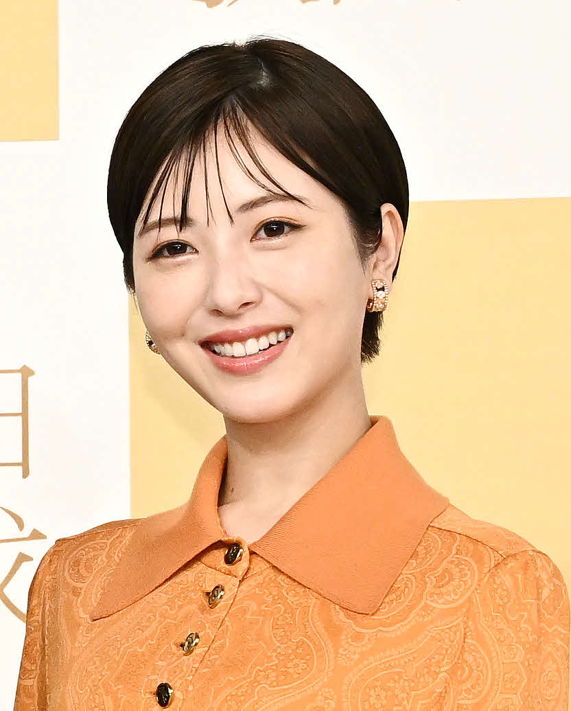 記念撮影に臨む浜辺美波（撮影・滝沢徹郎）