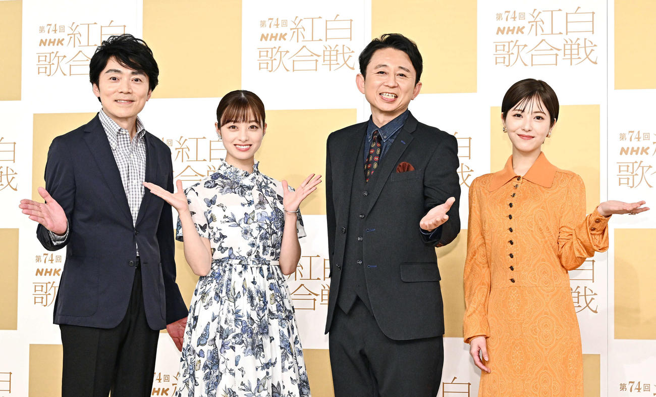 記念撮影に臨む司会者ら。左から高瀬耕造アナウンサー、橋本環奈、有吉弘行、浜辺美波（撮影・滝沢徹郎）