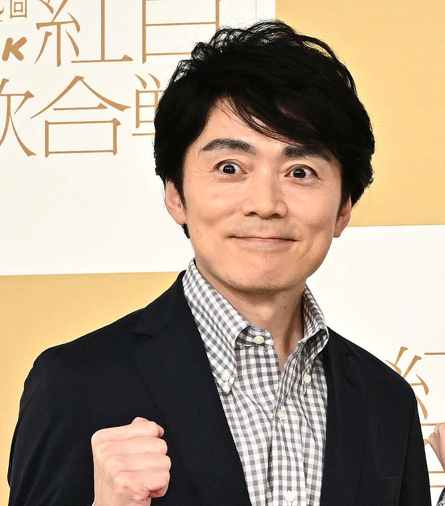 記念撮影に臨む高瀬耕造アナウンサー（撮影・滝沢徹郎）