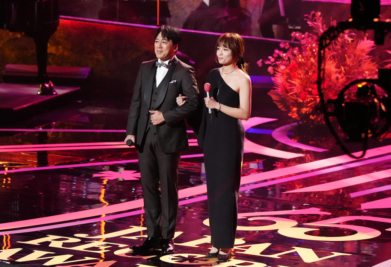 司会のTBS安住紳一郎アナウンサー（左）と川口春奈は腕を組んで登場（撮影・江口和貴）