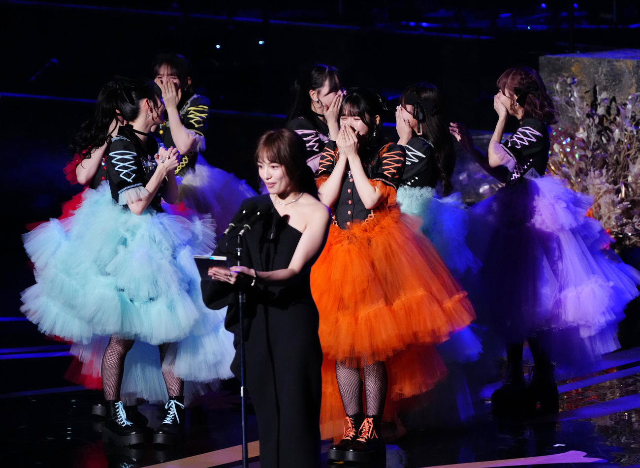 最優秀新人賞を司会の川口春奈（手前）が発表し、涙を流しながら喜ぶFRUITS ZIPPERのメンバーたち（撮影・江口和貴）