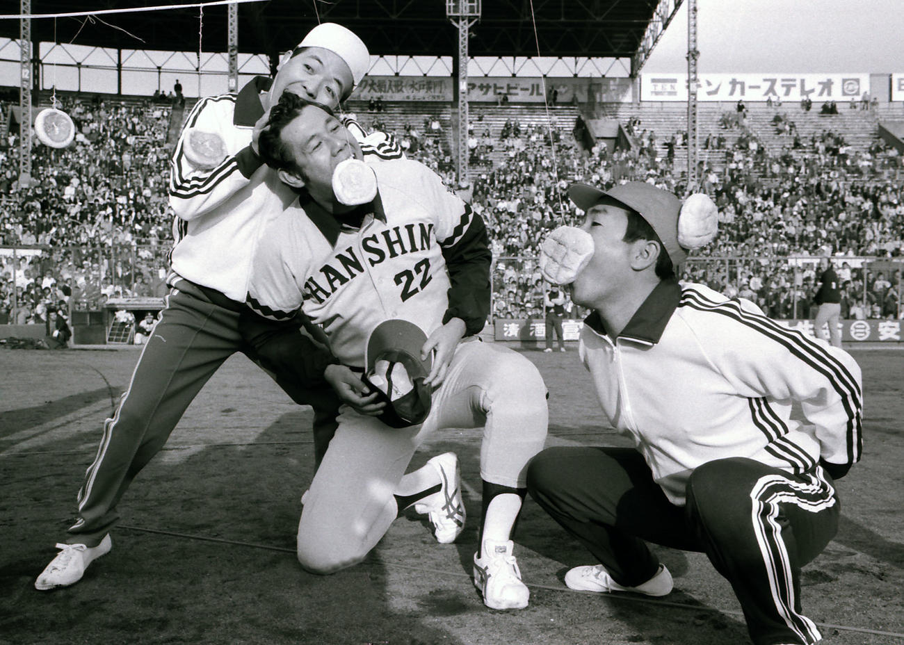 阪神ファン感謝デーのパン食い競争で食らいつく田淵幸一。左は坂田利夫さん（1975年撮影）