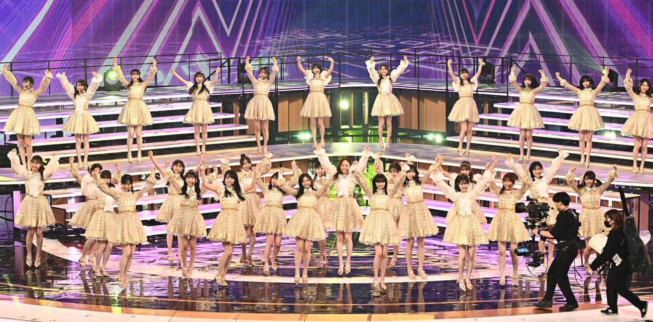 紅白歌合戦で熱唱する乃木坂46（撮影・滝沢徹郎）