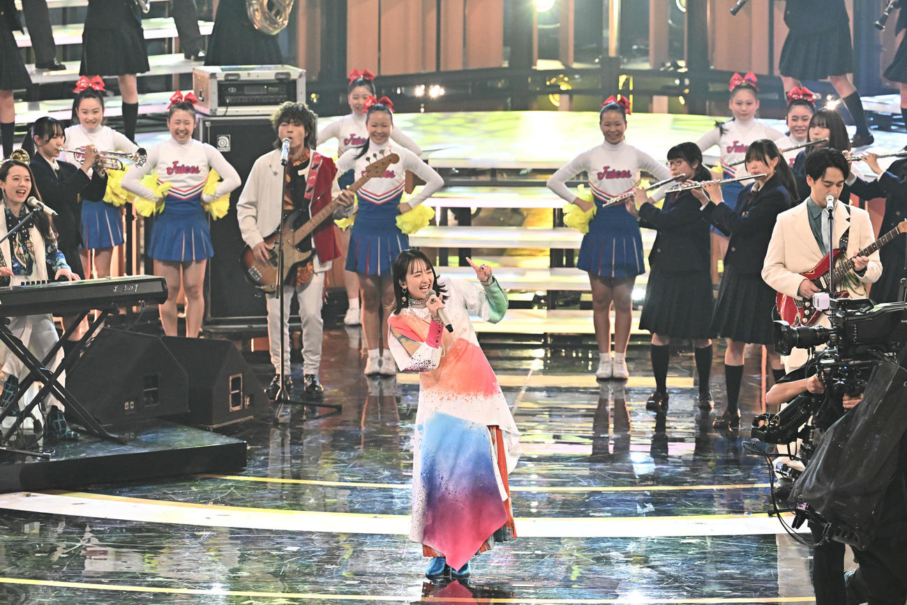 チアと一緒に紅白歌合戦で熱唱する緑黄色社会（撮影・滝沢徹郎）