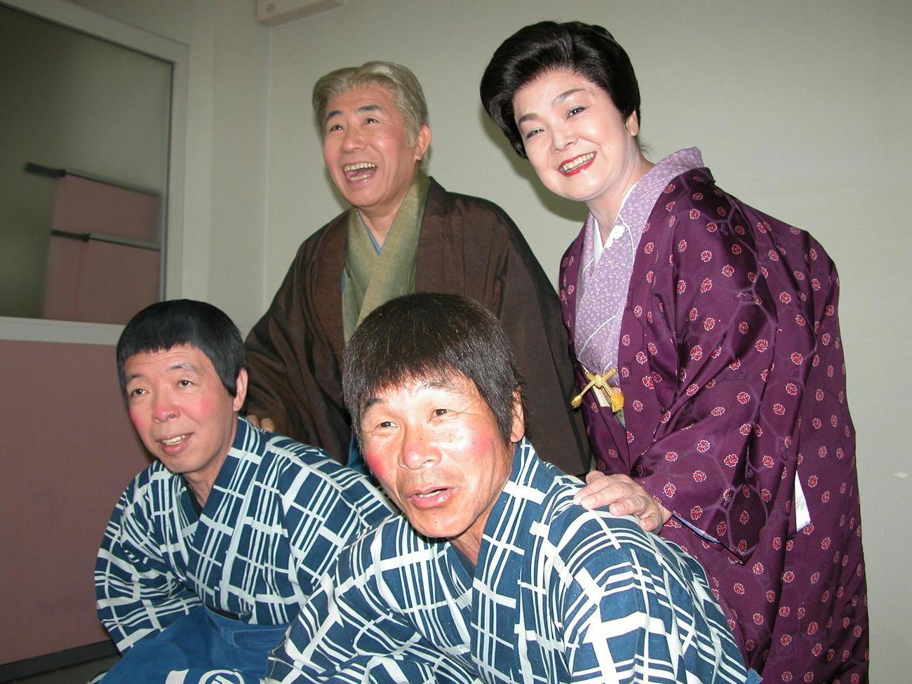 約20年ぶりに復活した「あっちこっち丁稚」に出演した（上段左から）前田五郎、山田スミ子、（下段左から）坂田利夫さん、間寛平（02年10月撮影）