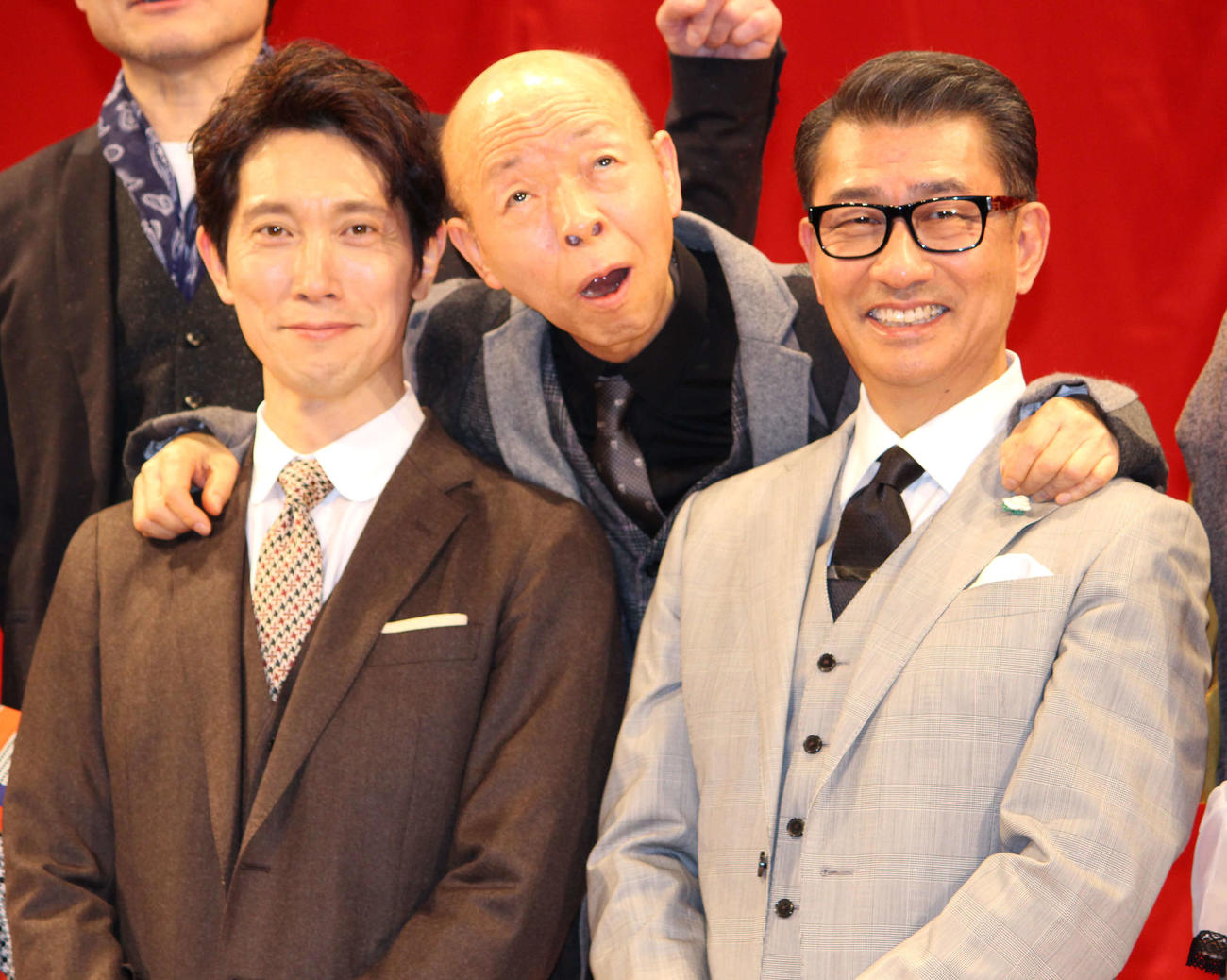 ダブル主演の佐々木蔵之介（左）と中井貴一の間から顔を出してふざける坂田利夫さん（17年12月撮影）