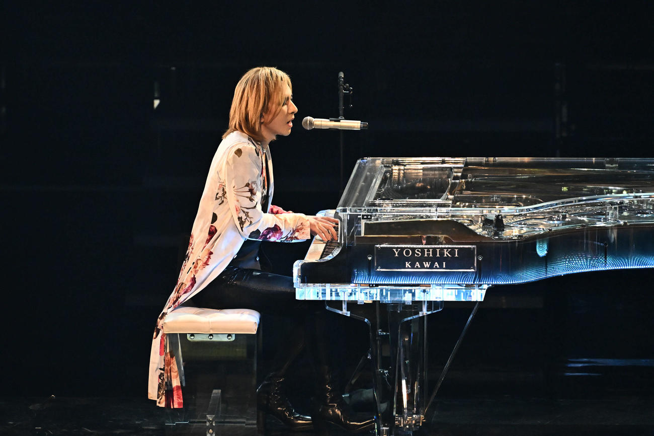 紅白歌合戦で熱唱するYOSHIKI（撮影・滝沢徹郎）