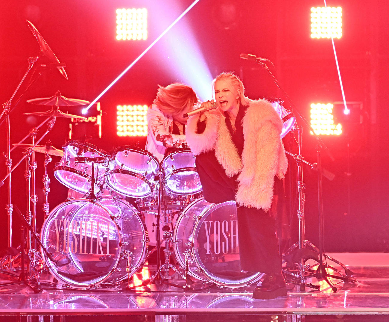 紅白歌合戦でYOSHIKI（後方）のドラムに合わせて熱唱するHYDE（撮影・滝沢徹郎）