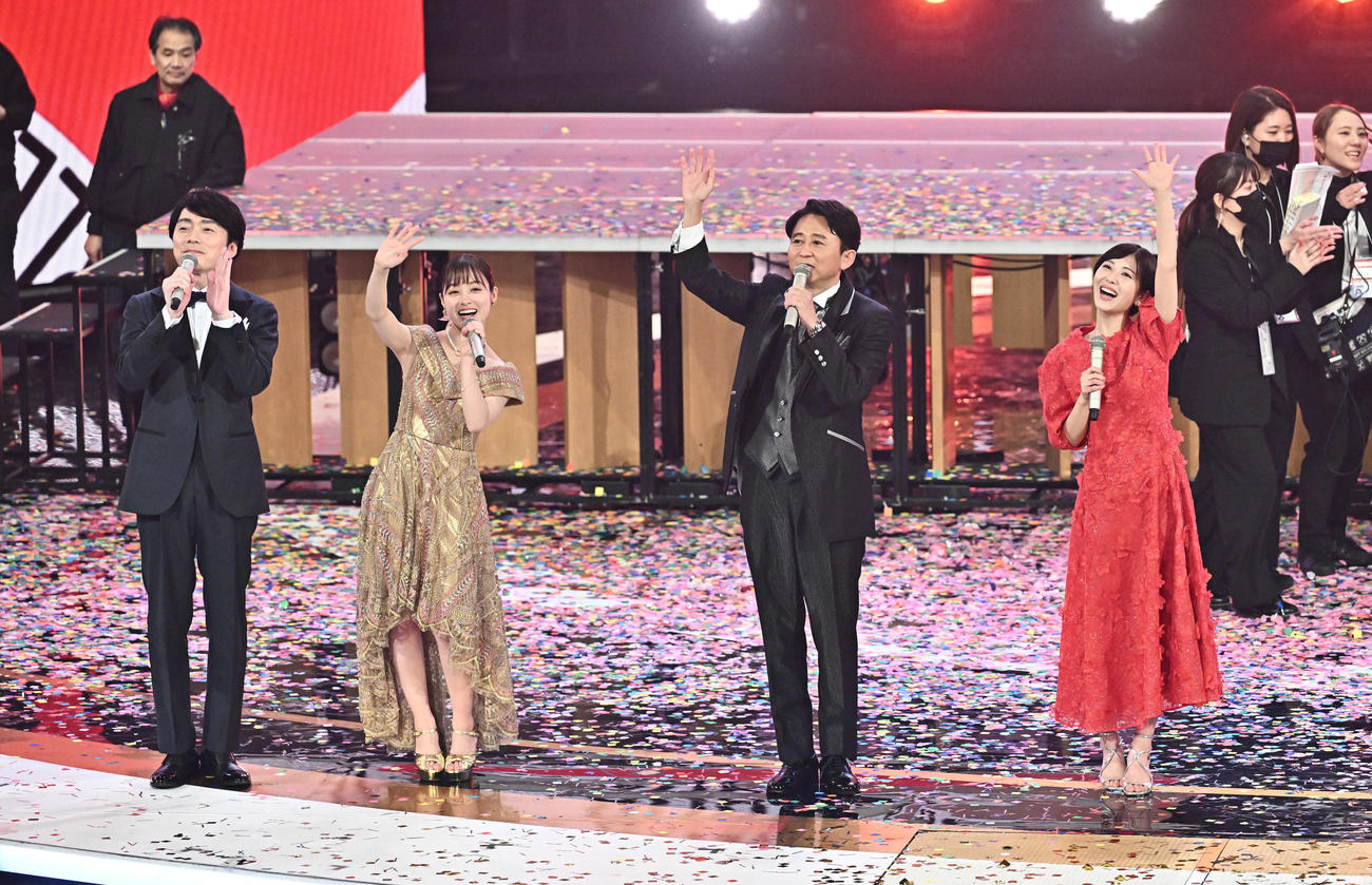 司会を終え観客に手を振る、左から高瀬耕造アナウンサー、橋本環奈、有吉弘行、浜辺美波（撮影・滝沢徹郎）