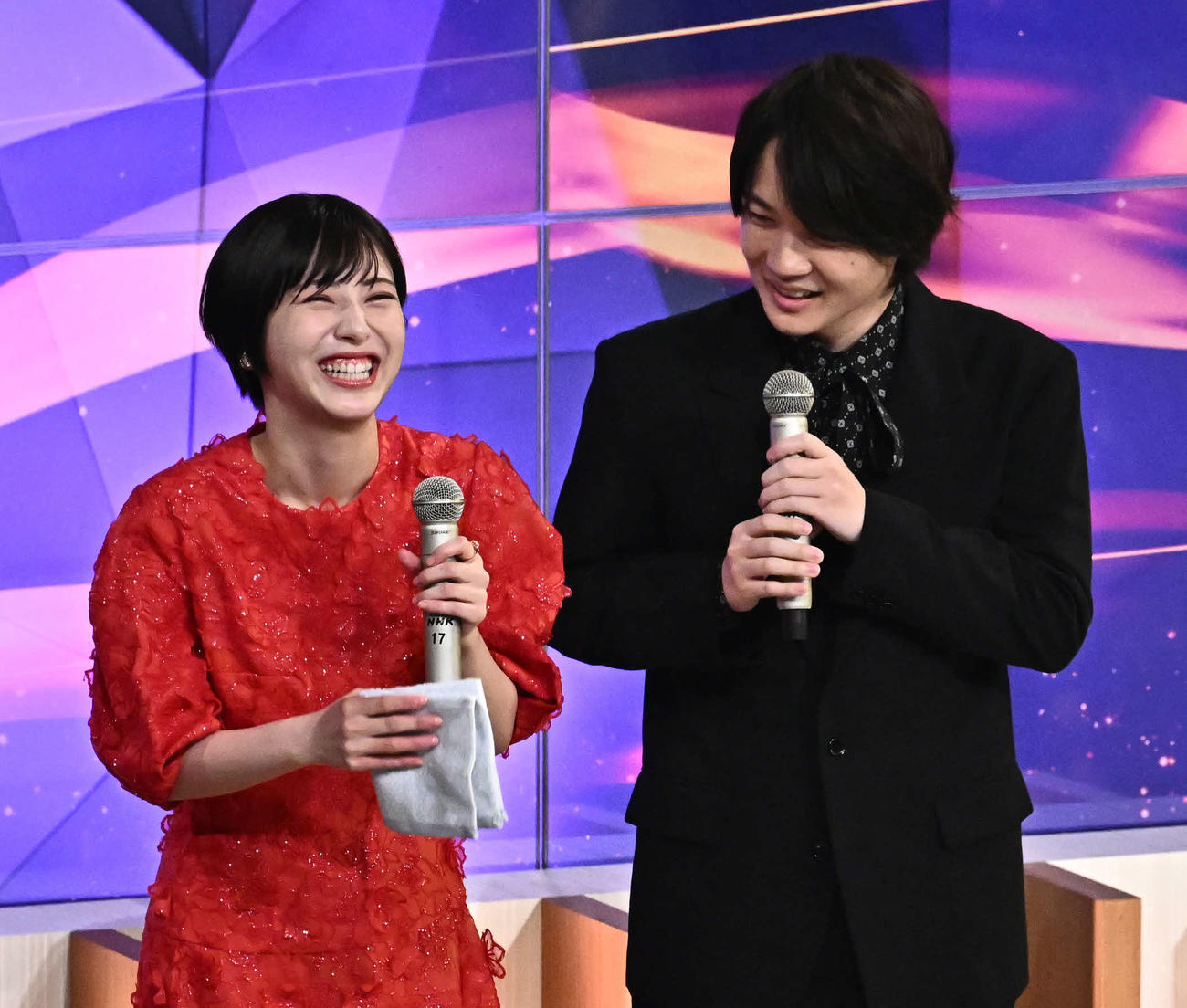 紅白歌合戦であいみょんの歌に感動して涙した浜辺美波。右は神木隆之介（撮影・滝沢徹郎）