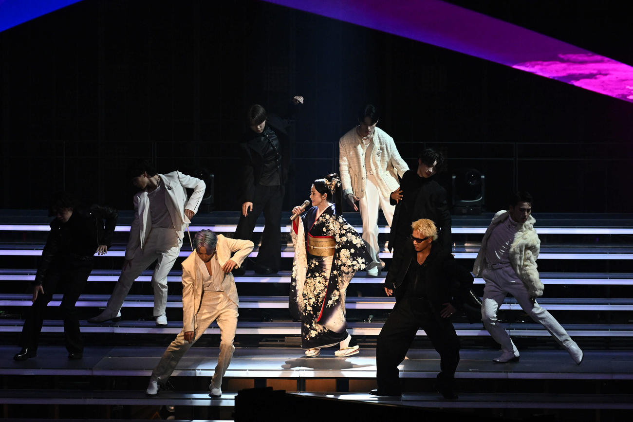 紅白歌合戦で熱唱する坂本冬美（撮影・滝沢徹郎）