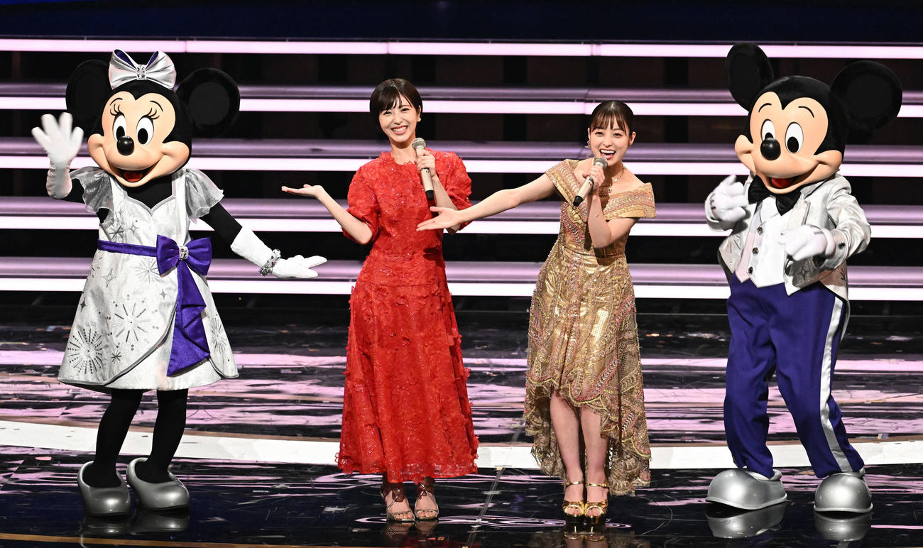 紅白歌合戦で浜辺美波（左）と橋本環奈はミッキーマウス、ミニーマウスと熱唱（撮影・滝沢徹郎）