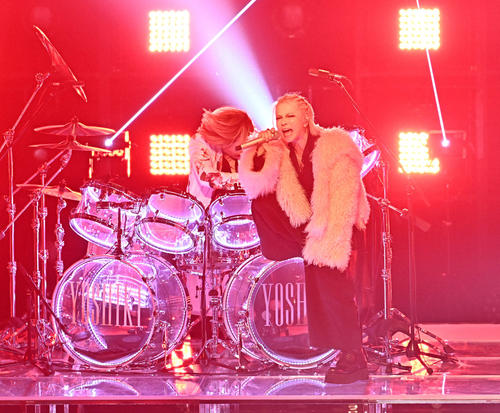 紅白歌合戦でYOSHIKI(後方)のドラムに合わせて熱唱するHYDE(撮影・滝沢徹郎)