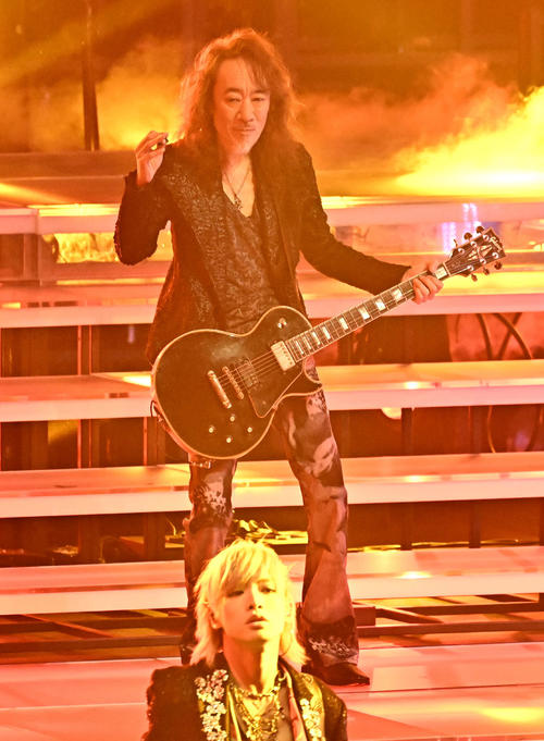 YOSHIKIの呼びかけで紅白歌合戦に登場したPATA(撮影・滝沢徹郎)