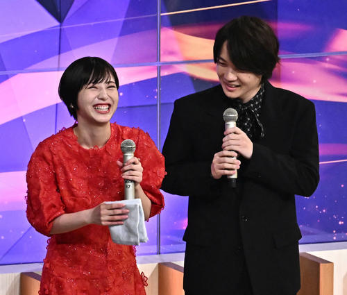 紅白歌合戦であいみょんの歌に感動して涙した浜辺美波。右は神木隆之介(撮影・滝沢徹郎)