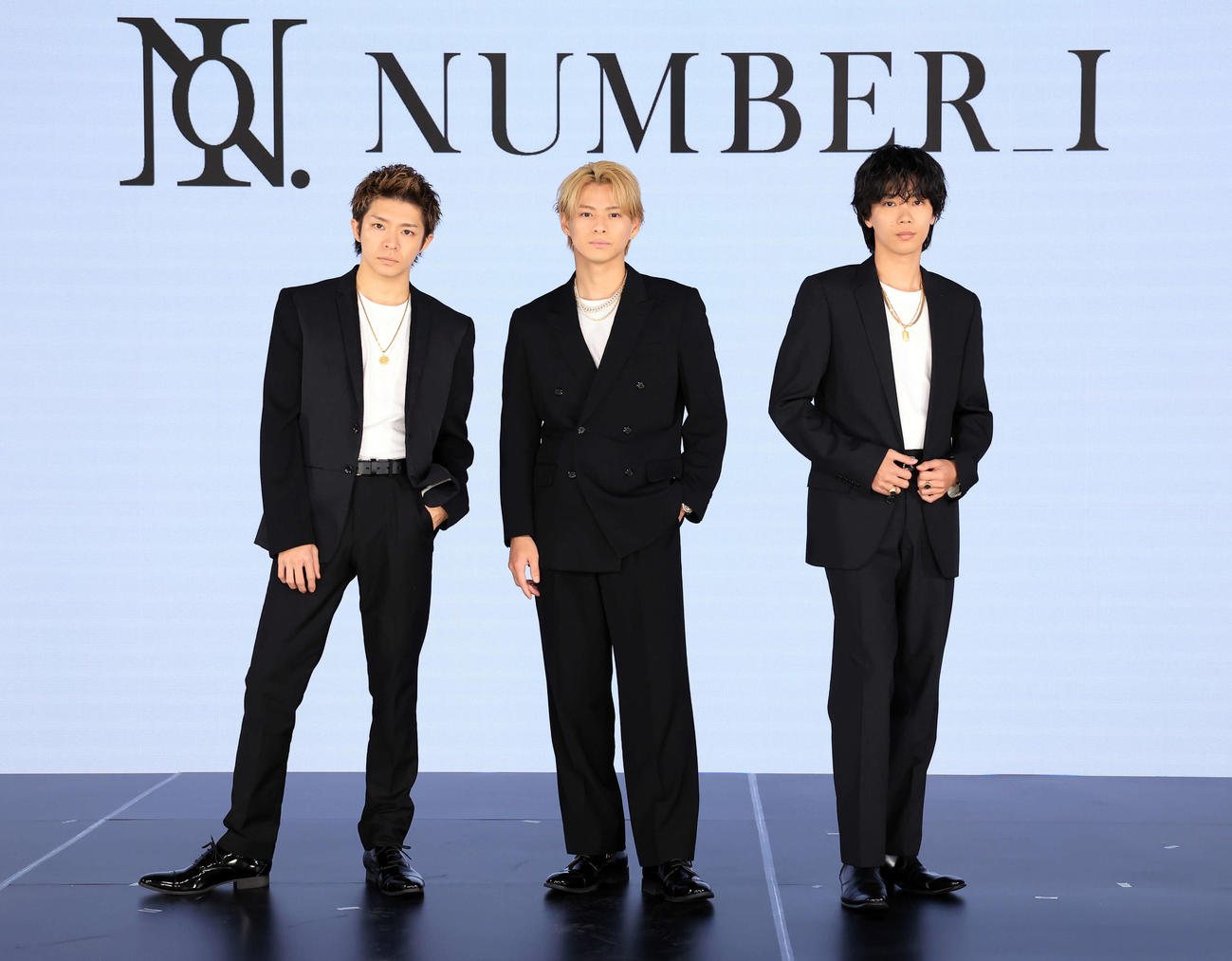 2024年を迎え、新たな1歩を踏み出すNumber_iの岸優太（左）、平野紫耀（中央）、神宮寺勇太（撮影・浅見桂子）