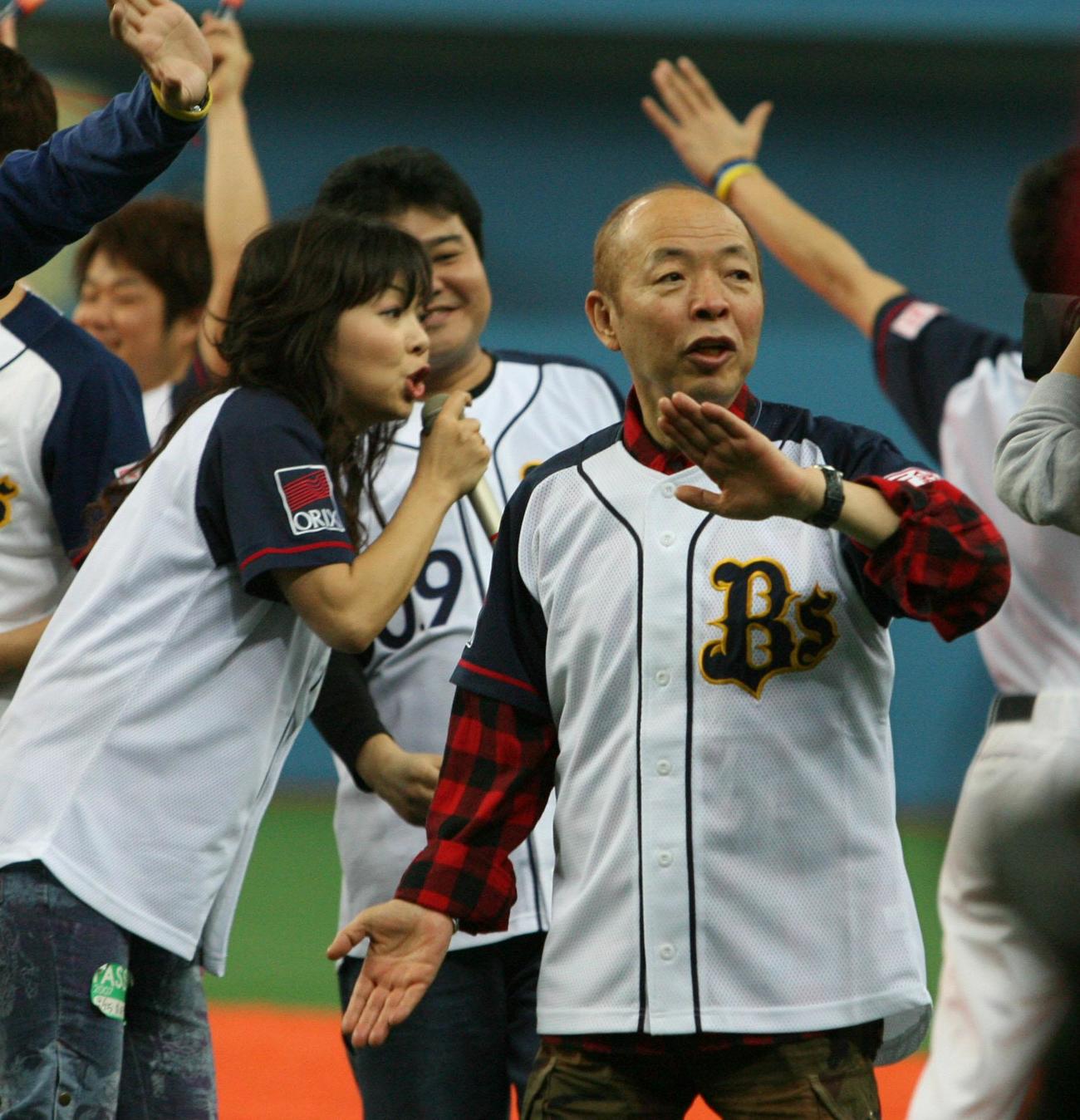 よしもとDAYでオリックス戦の試合後、坂田利夫さんは「ありがとさ～ん」を連発。左はハイヒール・モモコ（07年4月25日撮影）