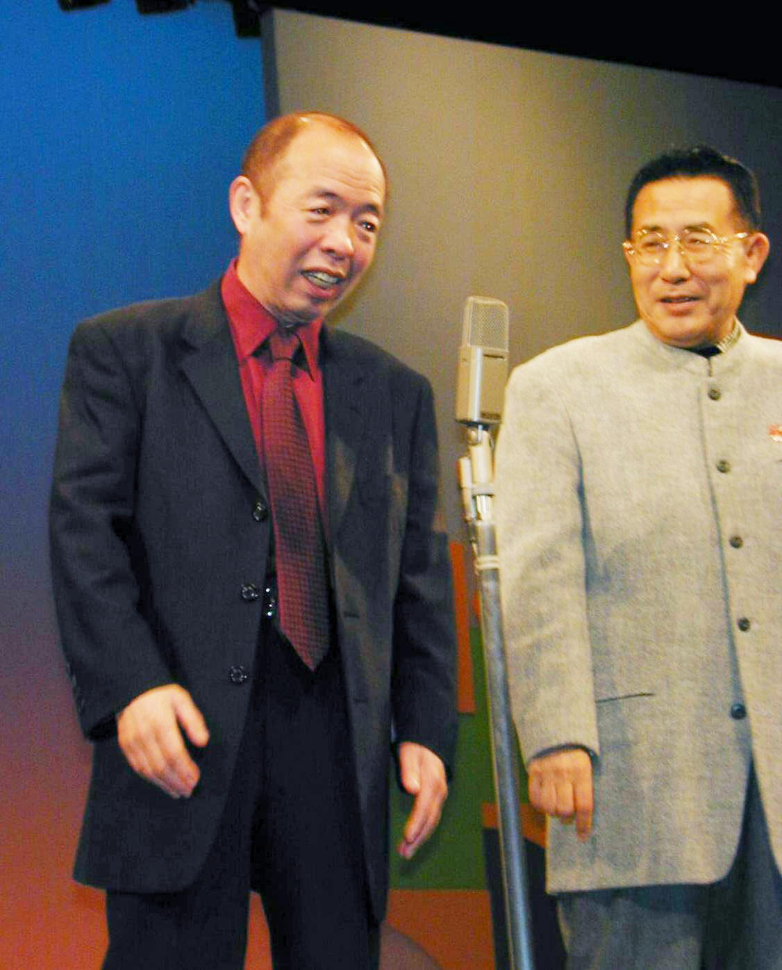 「コメディNO・1」の坂田利夫（左）。右は前田五郎（2002年2月撮影）