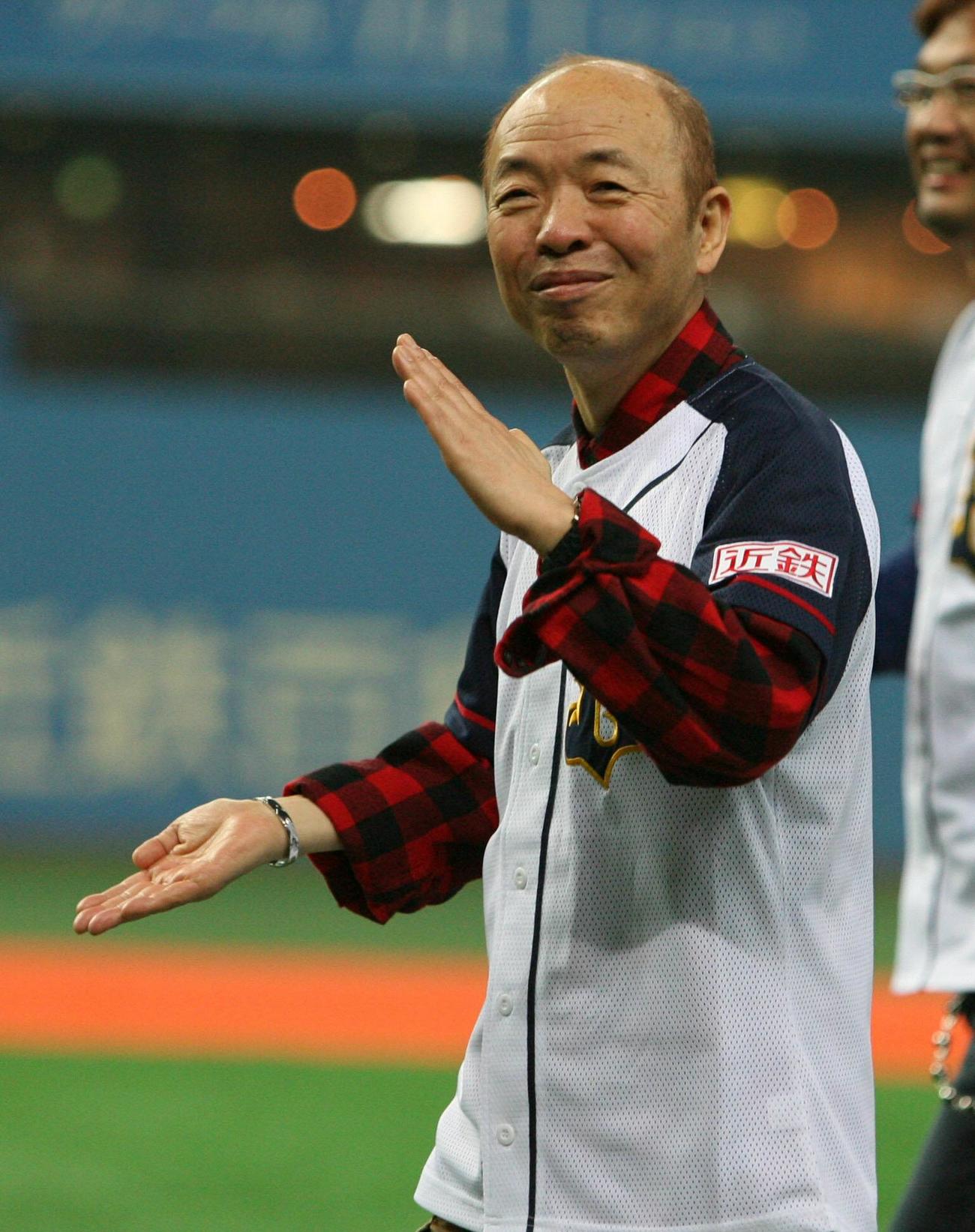 よしもとDAYでオリックス戦に登場した坂田利夫さんは「ありがとさ～ん」を連発（07年4月25日撮影）